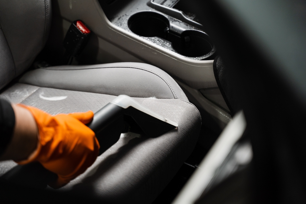 en persone tvätt klädsell för bilen